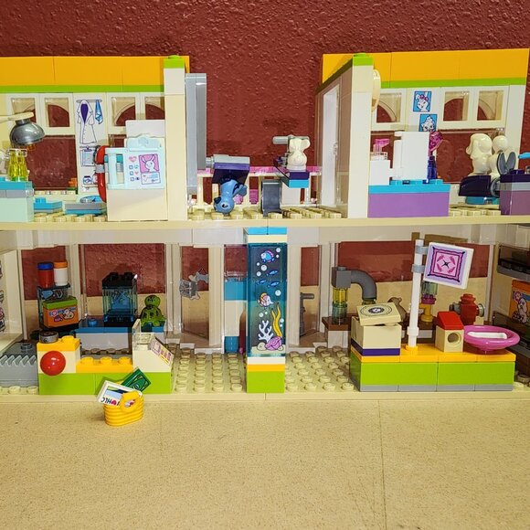 LEGO FRIENDS: Heartlake City Pet Center (41345) with Instruction Manual - Picture 3 of 12
